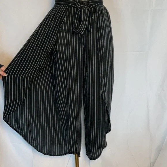 Billabong wide split leg black & white stripe pants size Medium - Picture 2 of 6